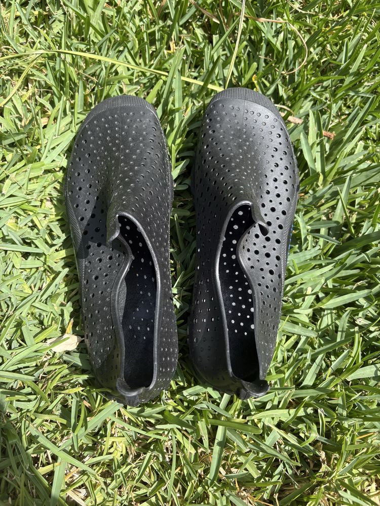 Sapatos de água pretos como novos