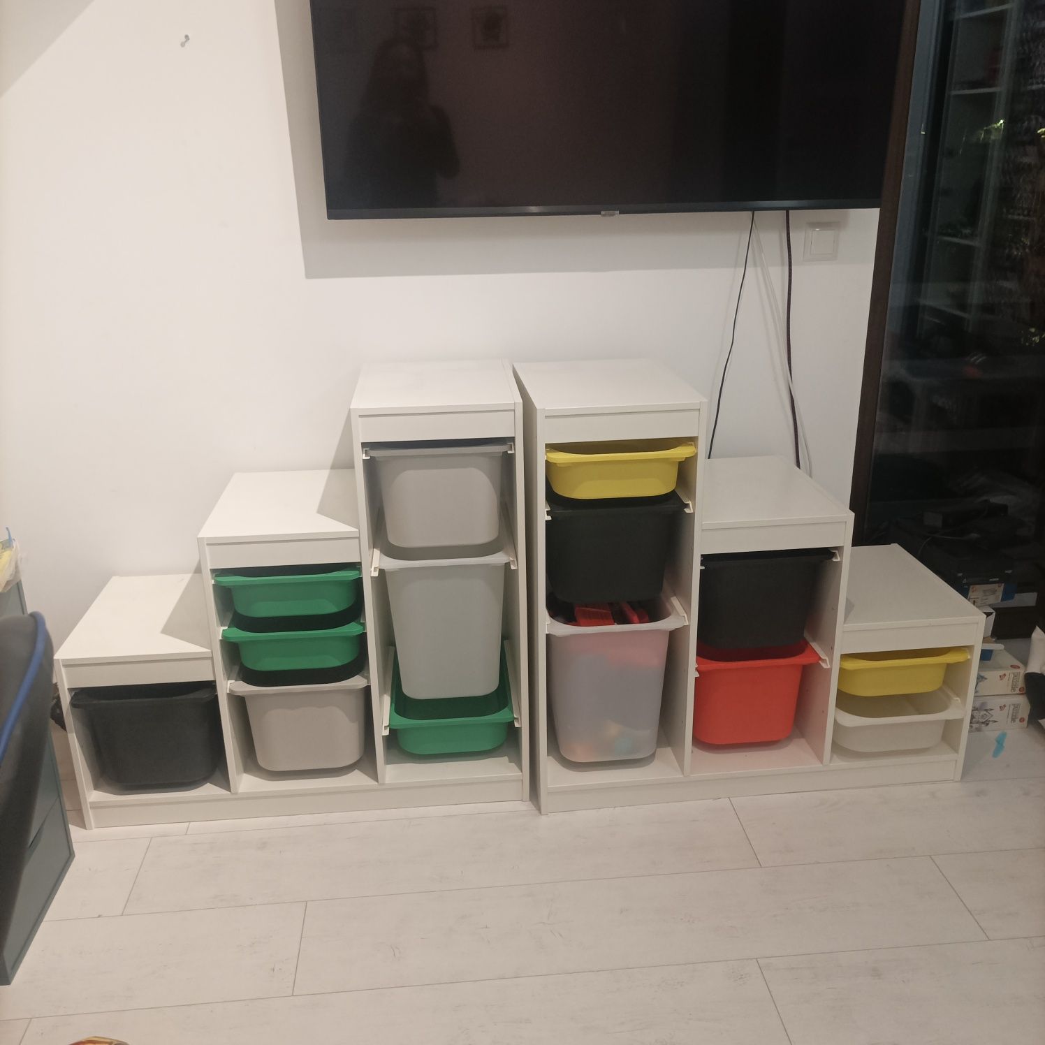 Regał Trofast IKEA z pojemnikami