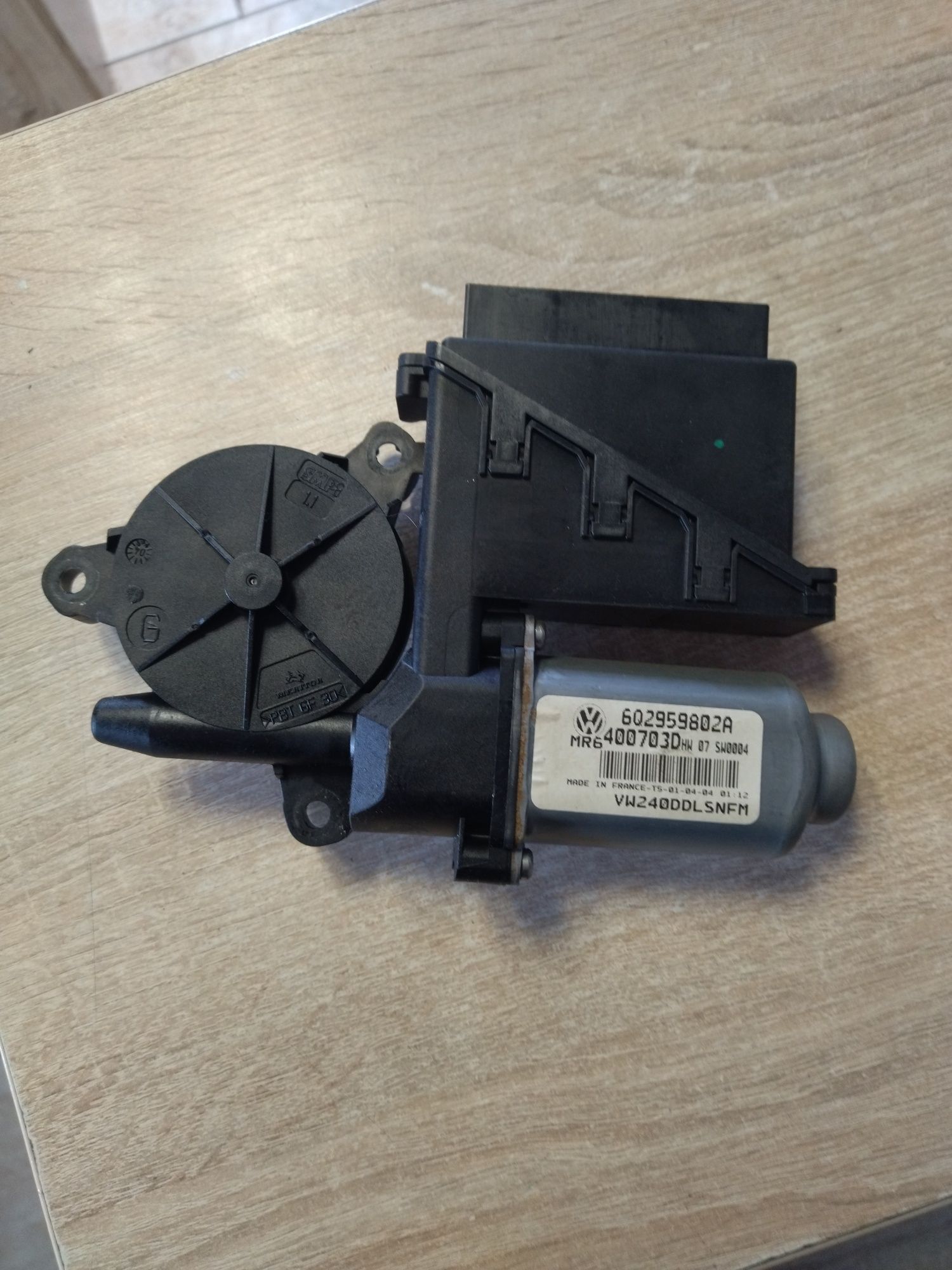Seat Skoda Volkswagen Silniczek Szyby 802A