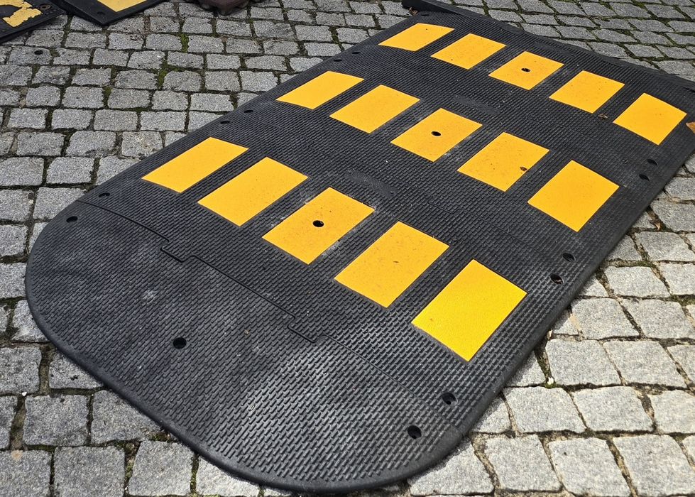 Lombas redutoras / garagem / rua