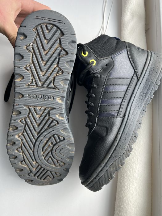 Adidas взутя на хлопця-чоловіка