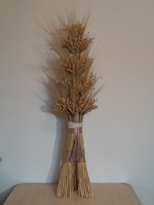 Дідухи та снопи із пшениці, льону, лаванди