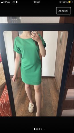 Zielona Ciemnozielona prosta sukienka z krótkim rękawkiem i wycięciem