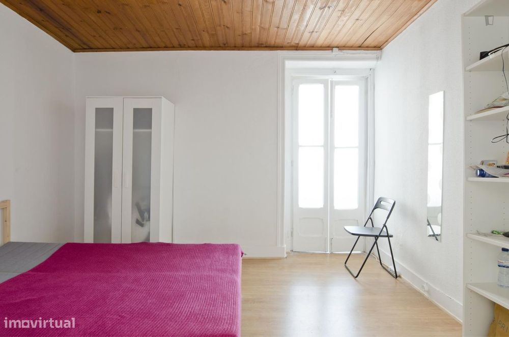 28299 - Quarto com cama de casal em apartamento...