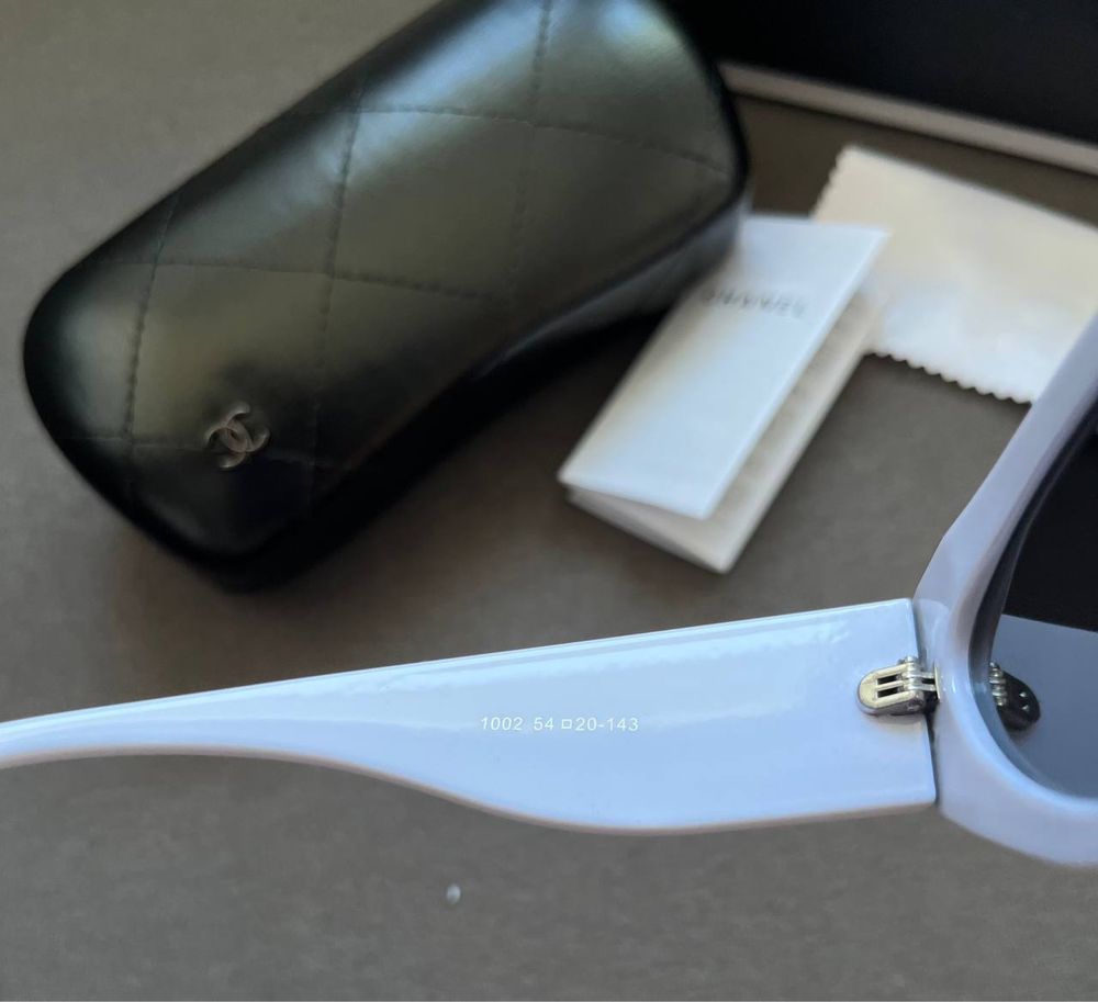 Okulary Chanel.