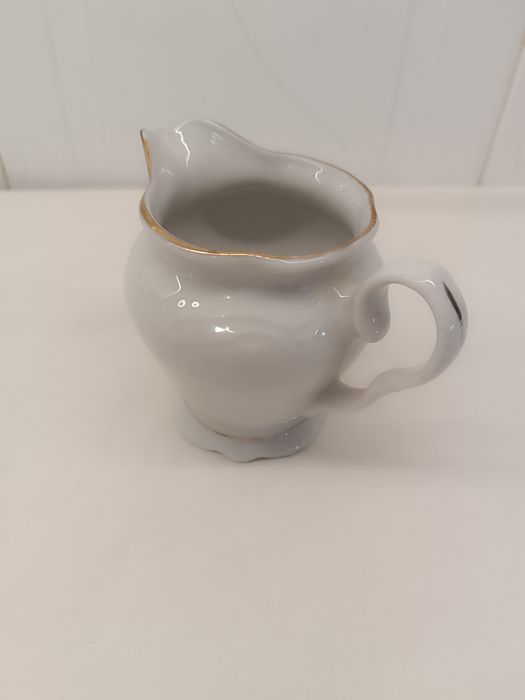 Leiteira Porcelana Antiga. Branco com fios Dourados