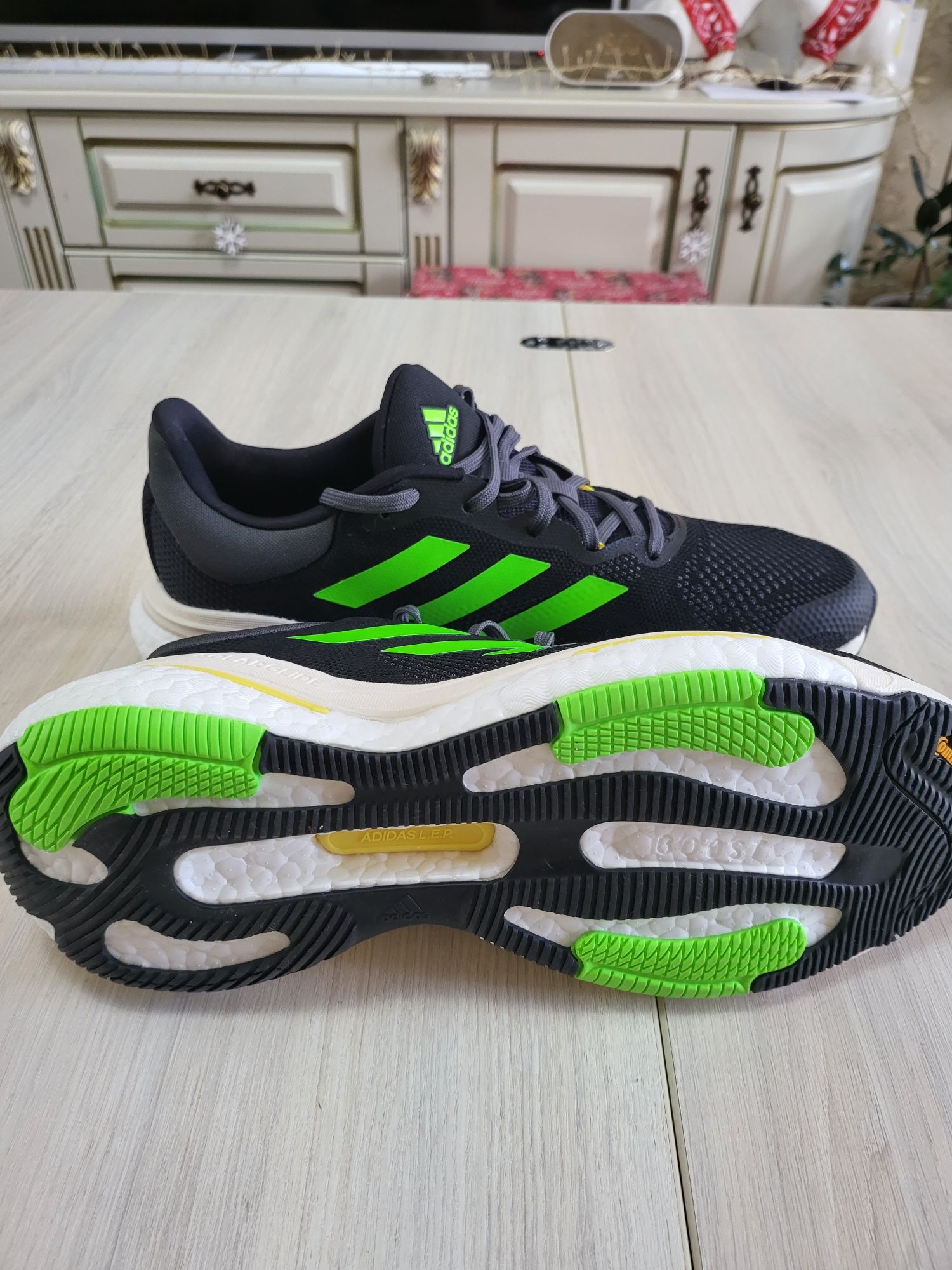 Кросівки для бігу Adidas Solarglide 5 Boost.