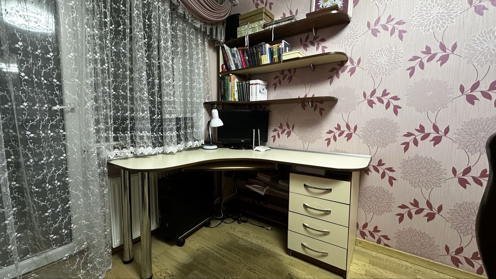 Продам кутовий стіл із поличками