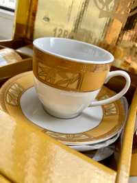 Фарфоровый чайный набор золотых чашек с блюдцами