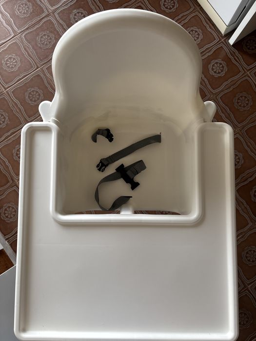 Cadeira ikea com tabuleiro