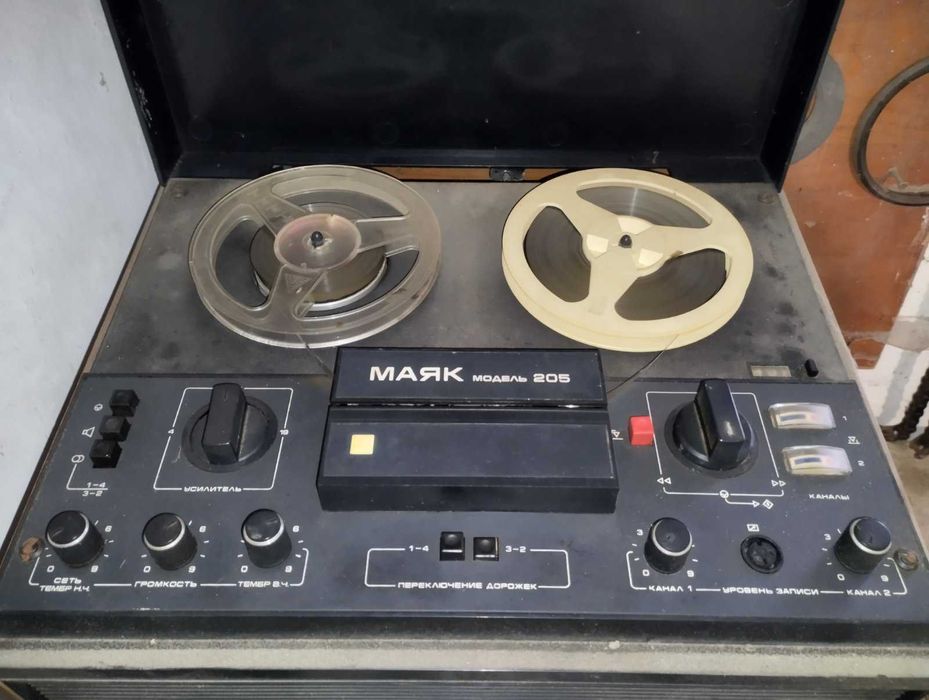 Продам бабіний магнітофон