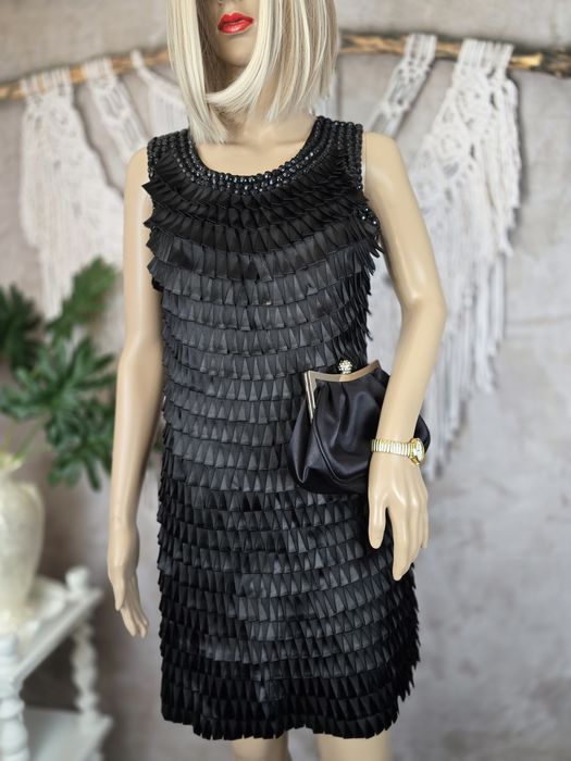 Mała czarna sukienka krotka bez rękawów ze zdobiony przód Beauty