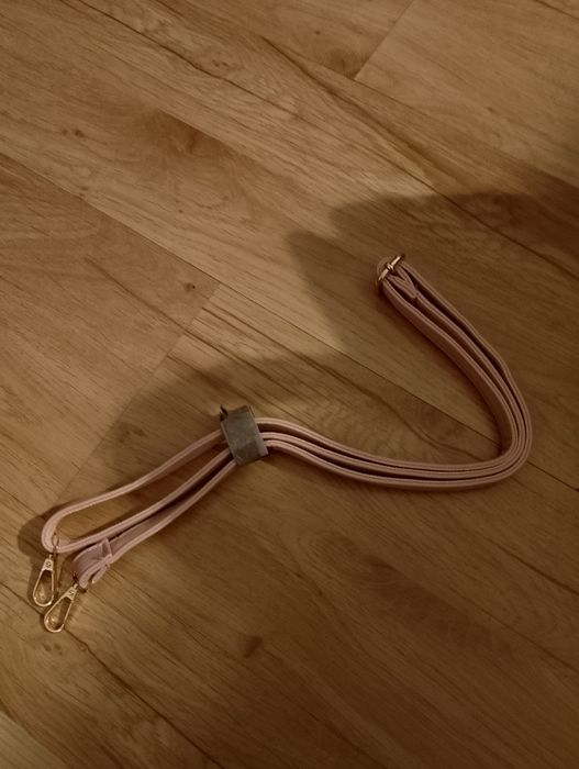 Nowa torebka na ramię z frędzlem w kolorze pudrowym