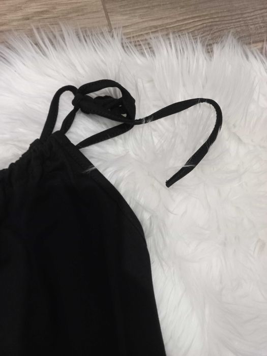 Sukienka wiązana na szyi z motywem kwiatowym