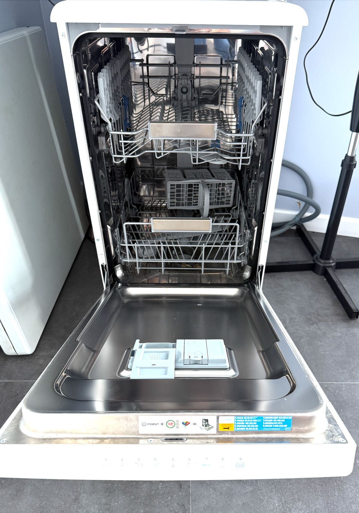 Посудомийна машина indesit