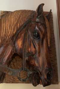 Łeb konia rzeźbiony w drewnie