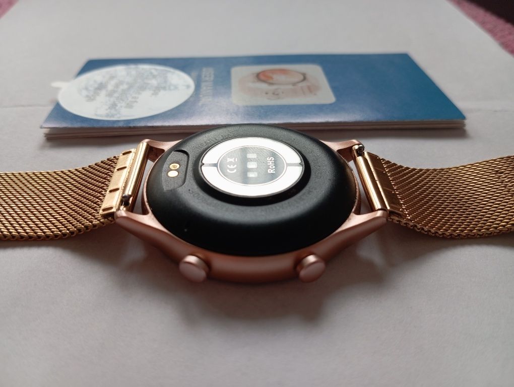Zegarek smartwatch damski ma wszystkie możliwe funkcje dwa nowe paski