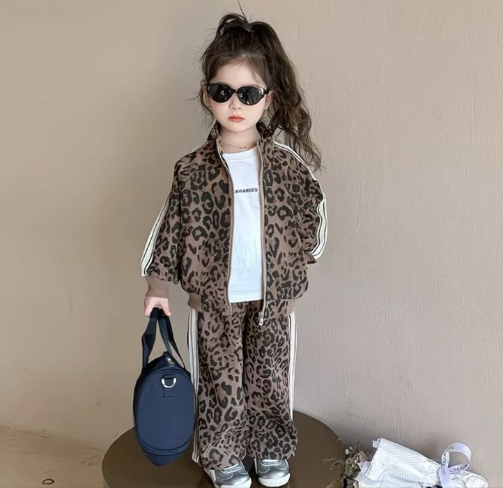 Продам спортивний костюм для дівчинки леопардовий