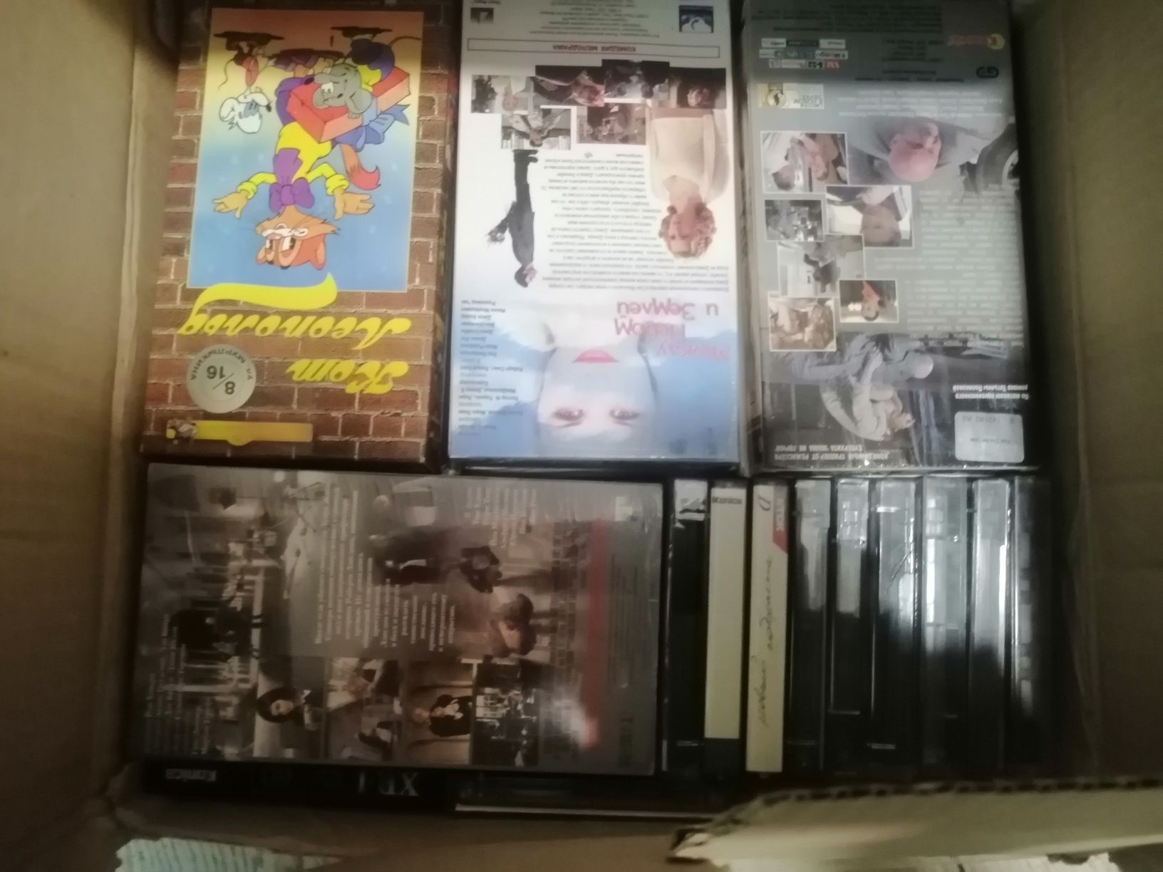 Много касет с музыкой и фильмами