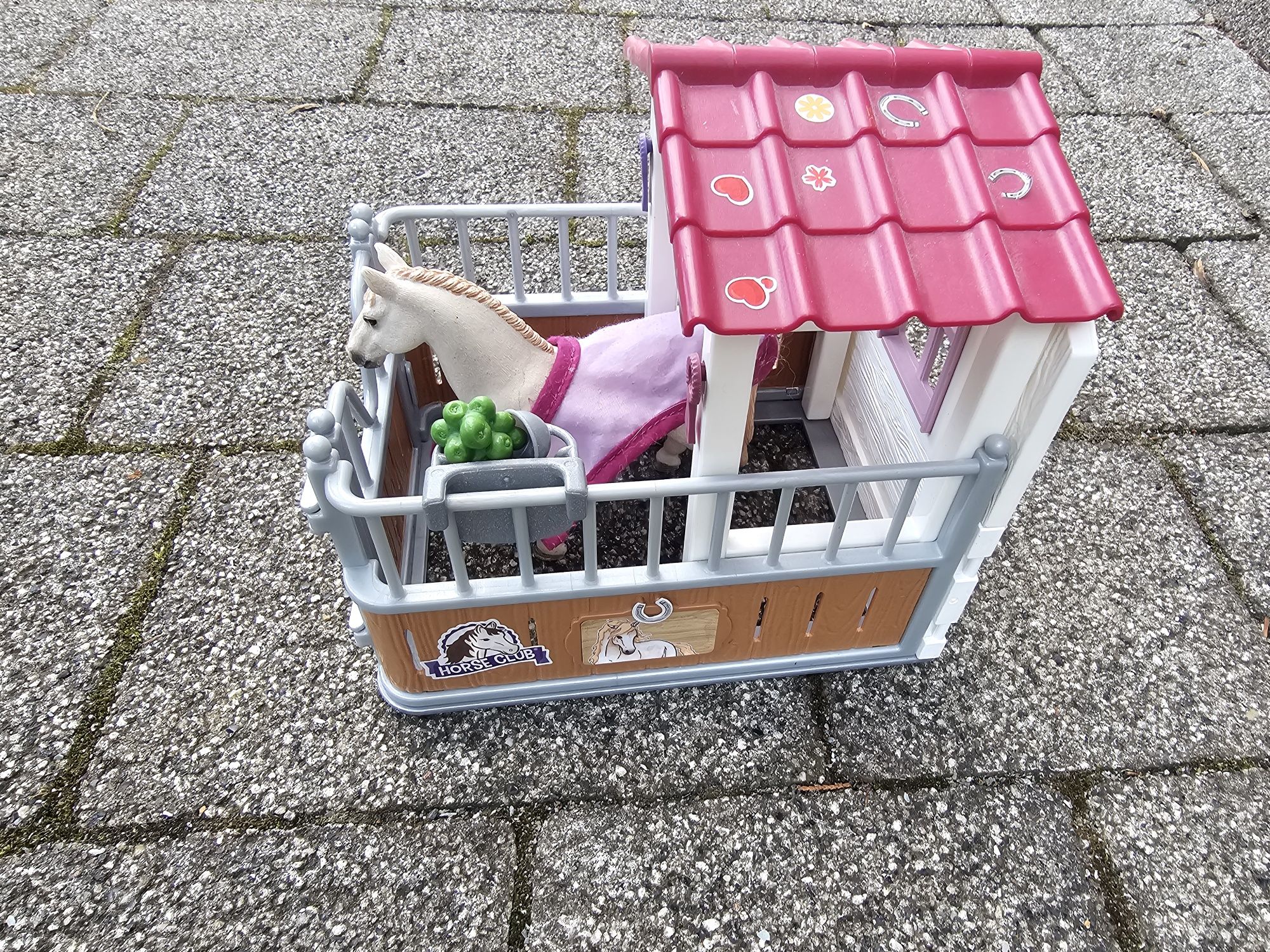 Boks dla koni z klaczą Luzytańską Schleich