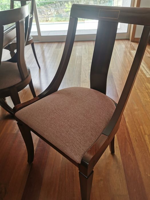 Vendo mesa de jantar extensível e 8 cadeiras