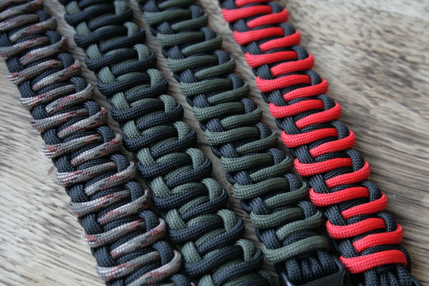 Bransoletka survival paracord (KLAMRA 4w1 i metalowa szekla)