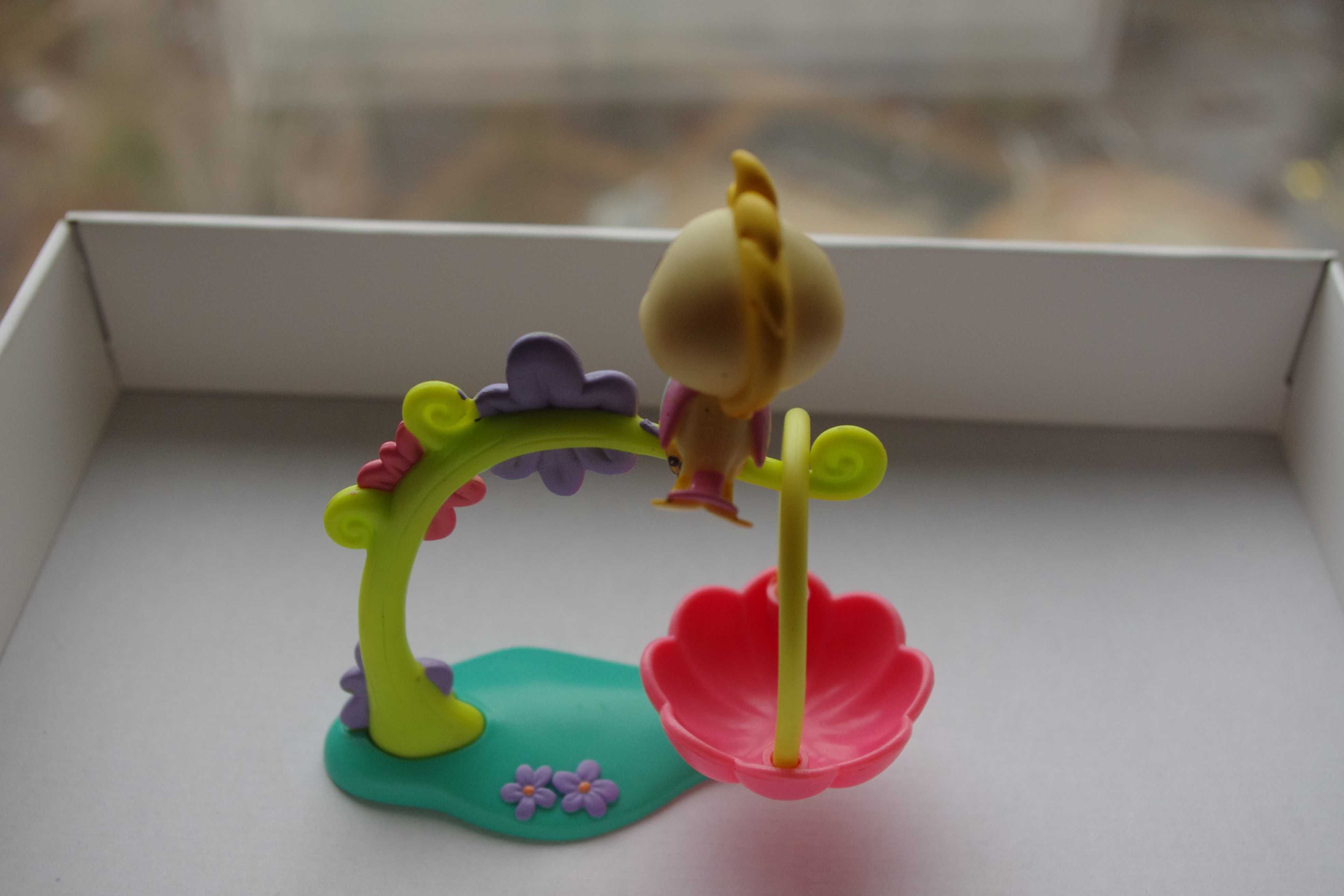 Littlest pet shop Hasbro ( оригинал )  птичка с аксессуарами , 2007 г.