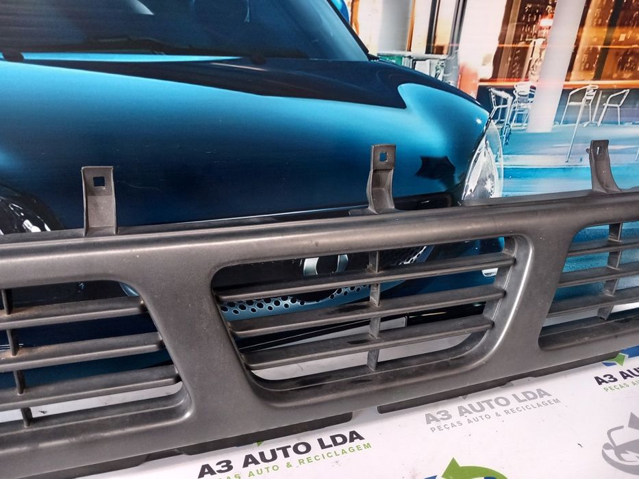 Grelha radiador Nissan Pick Up