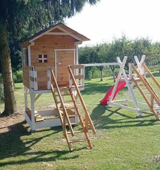 Plac zabaw huśtawka piaskownica