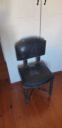 2 cadeiras em couro com cerca de 100 anos