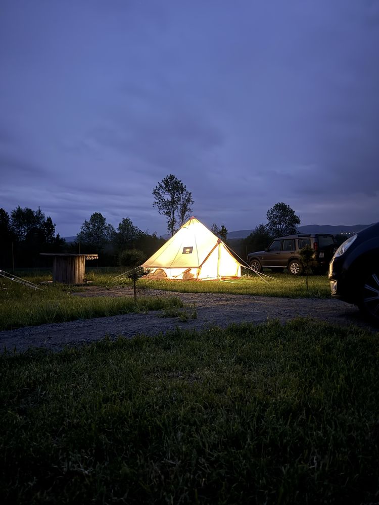 Namiot glamp nad stawem ze strefą spa w górach Sowich