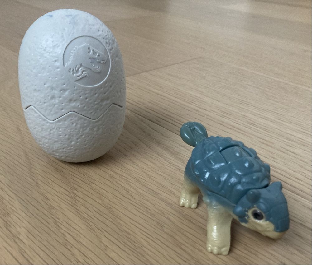 Kolekcja figurki dinozaurów w jajkach Park Jurajski 4 komplety