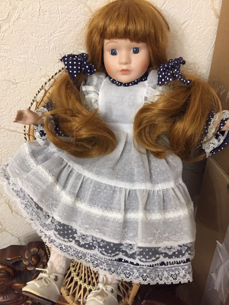 Коллекционная фарфоровая кукла 40  см