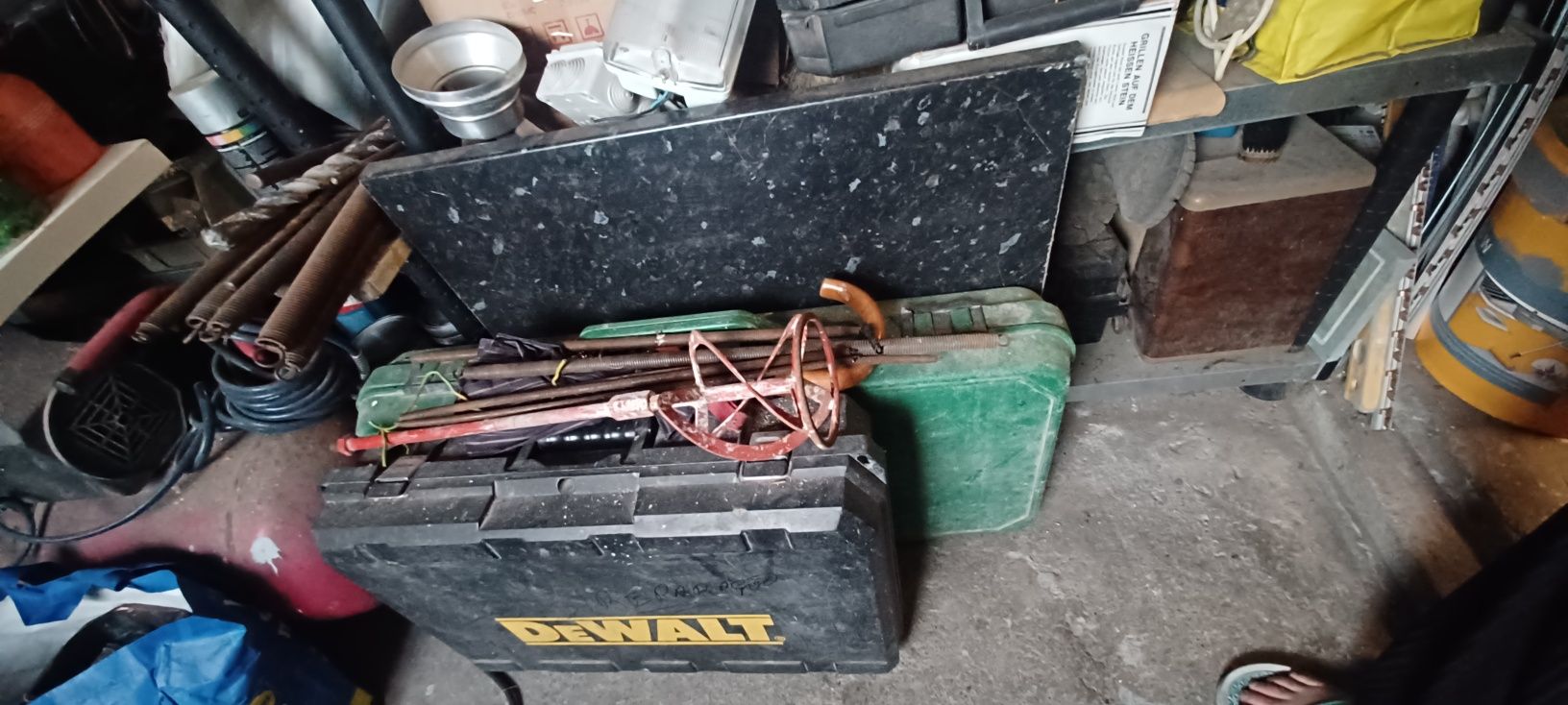 Betoneira, entre  outros , equipamentos!
