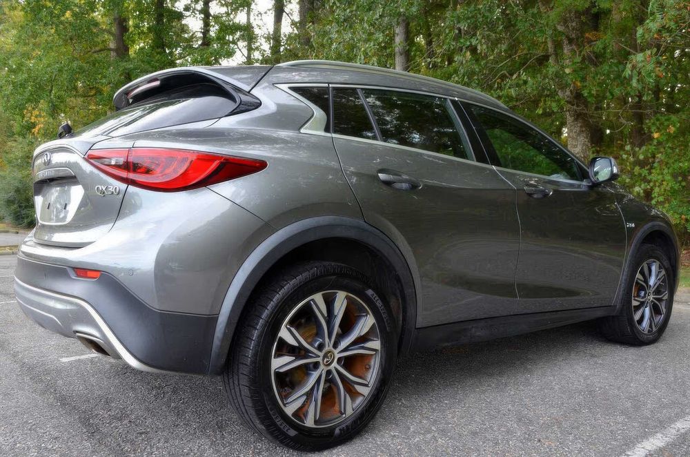 INFINITI QX30 Premium      2017