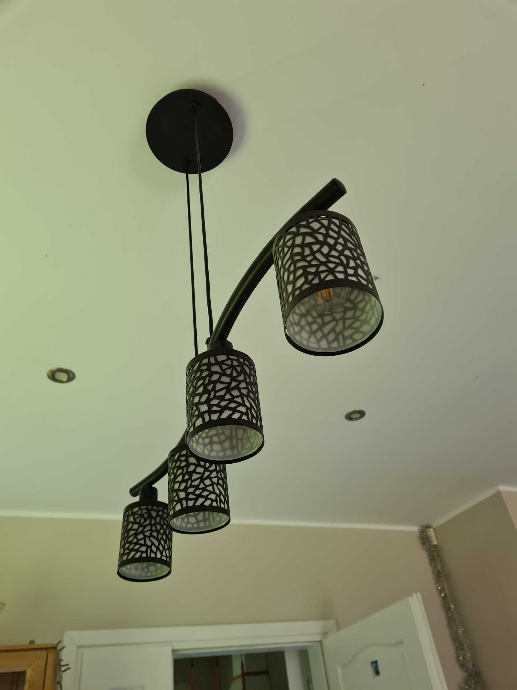 Dwie ciemno-brązowe, niemalże czarne metalowe lampy sufitow