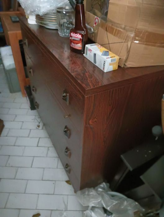 Cómoda forrada a fórmica.