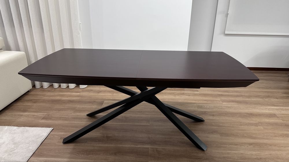 Mesa Jantar em folha de Nogueira