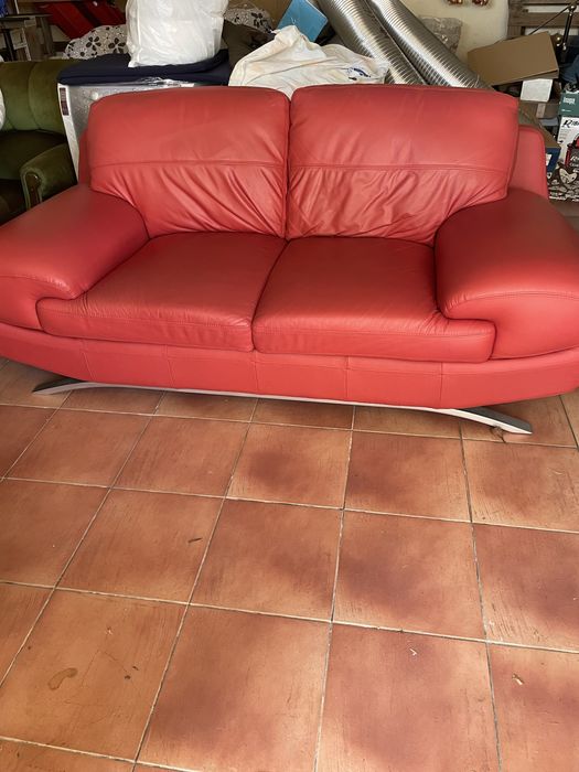 2 sofas em couro vermelho