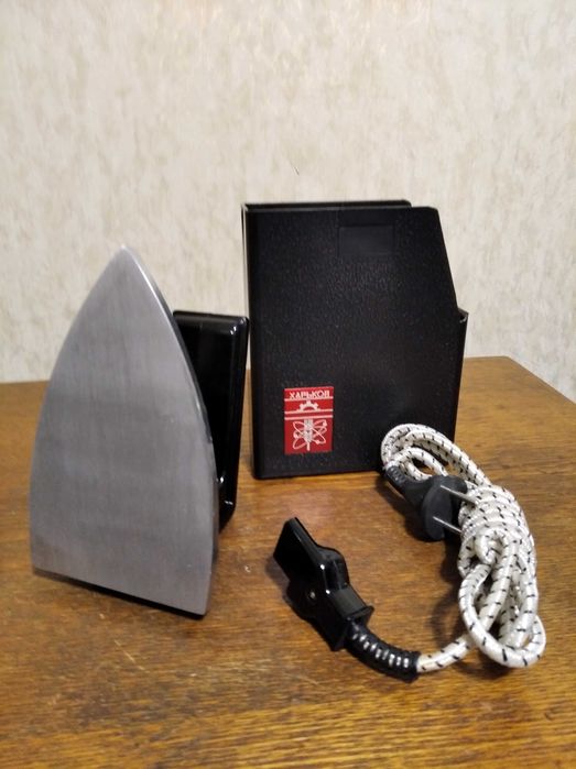 Винтажный новый дорожный утюг .