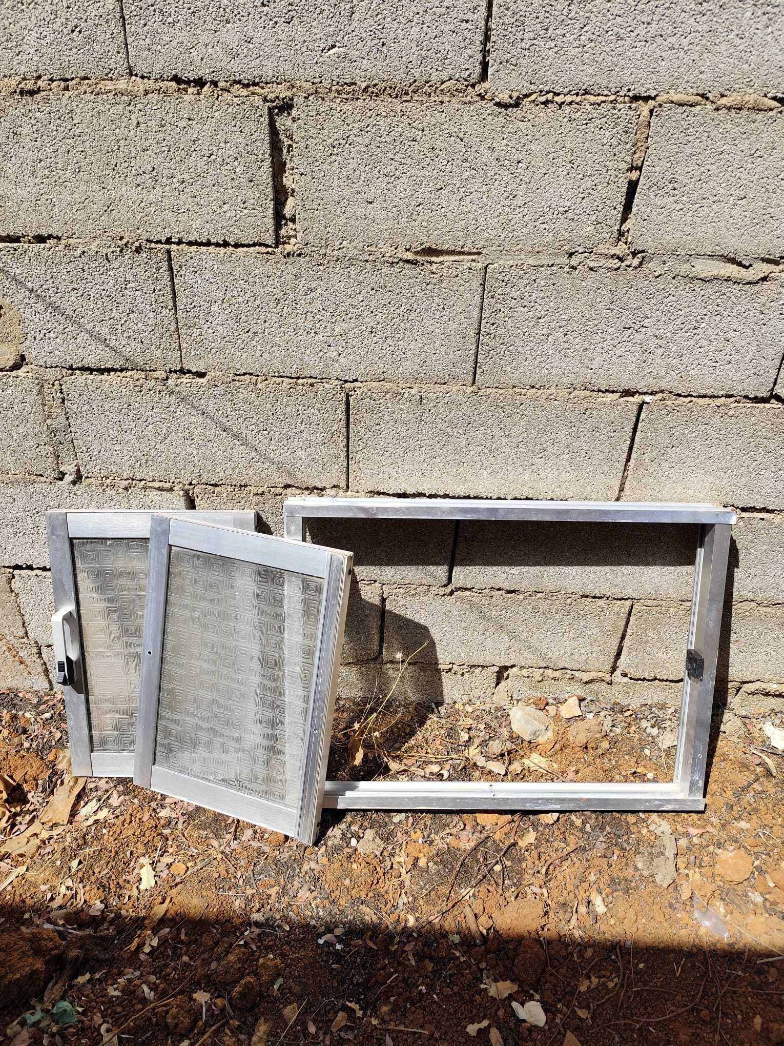 Portas de aluminio com vidros, trilhos e estores + janelas