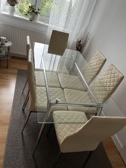 Stół szklany z krzesłami