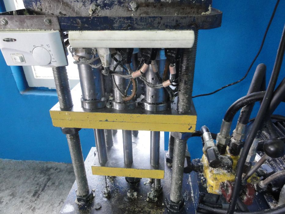 Prasa hydrauliczna do wyprasek parafinowych zniczy na 8 tulei podgrz.