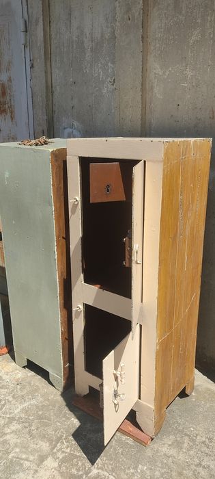 Сейфи  металеві товстостінні.