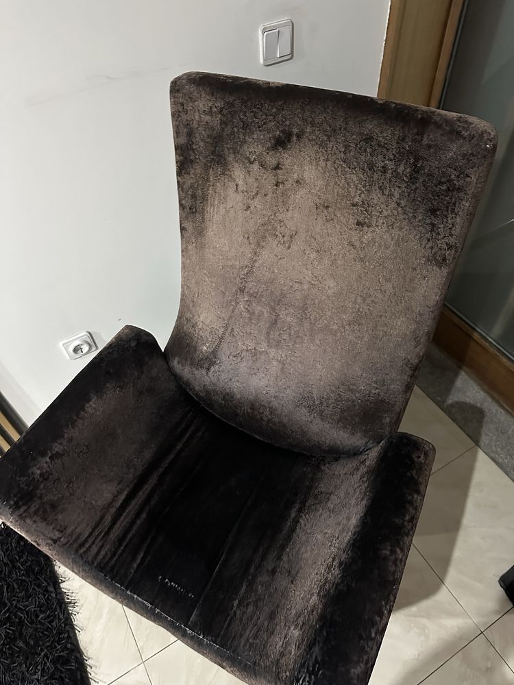 Cadeirão preto acastanhado de tecido