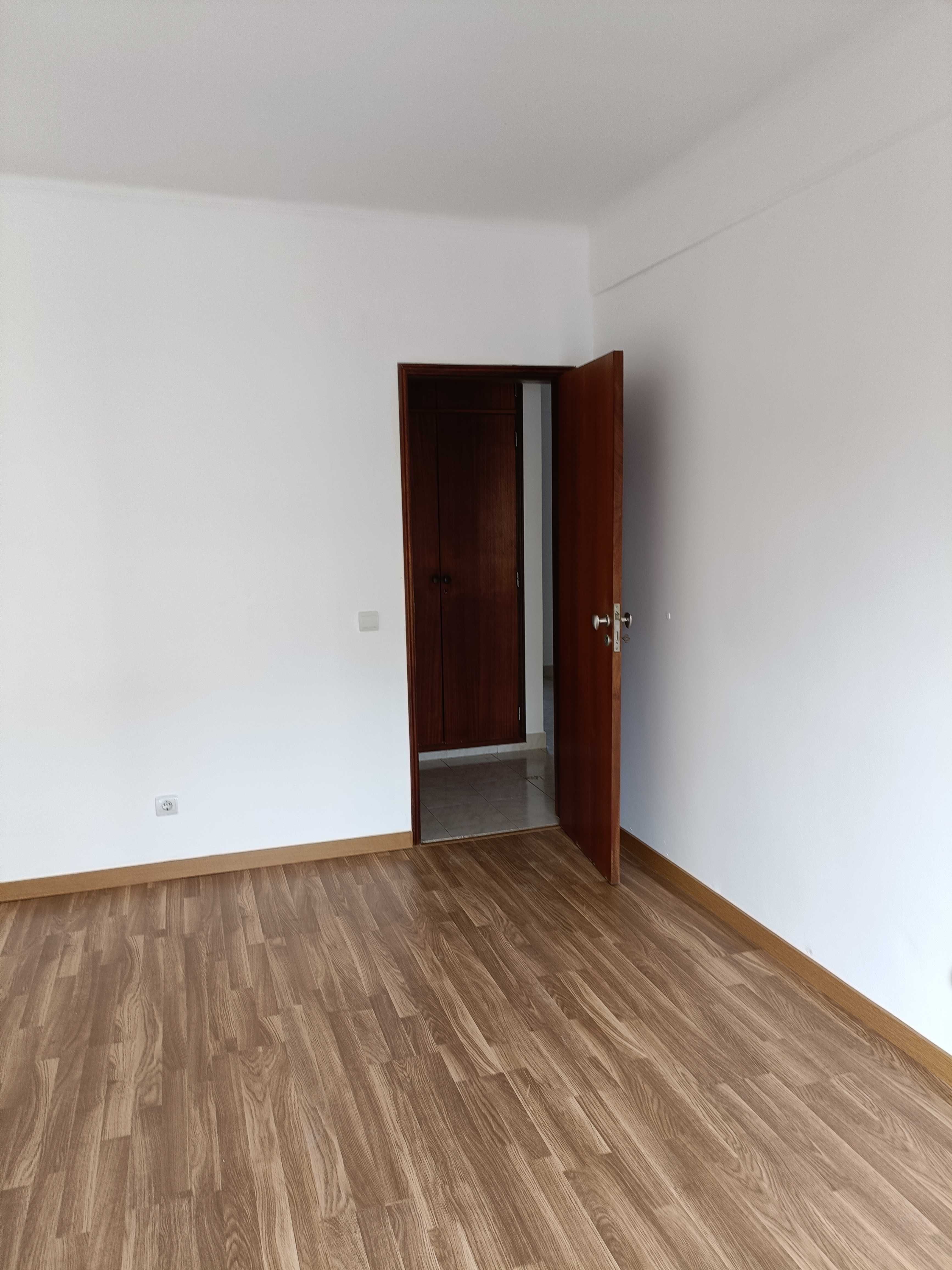 Apartamento T2 no Bairro Afonso Costa – Bom Estado e Varandas