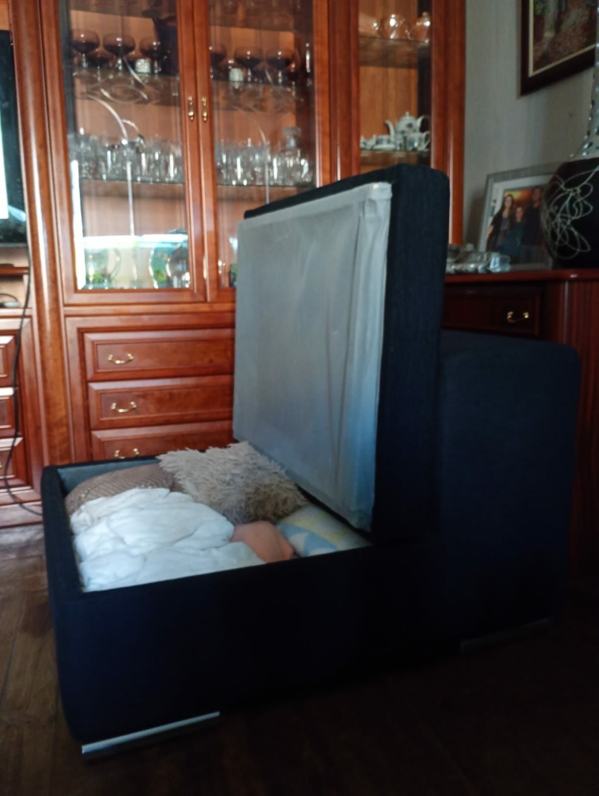Sofá preto 3 lugares com chaise long e 2 puffs