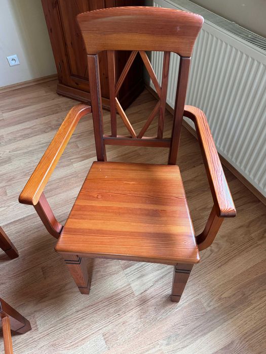 Zestaw drewnianych mebli rozkładany stół, krzesła, komoda, witryna