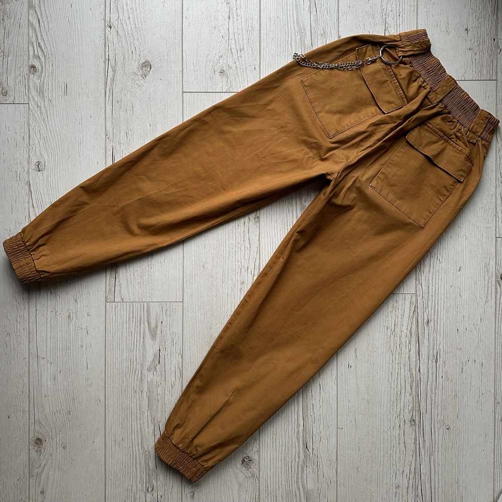 Karmelowe spodnie cargo z łańcuchem bojówki pull&bear XS