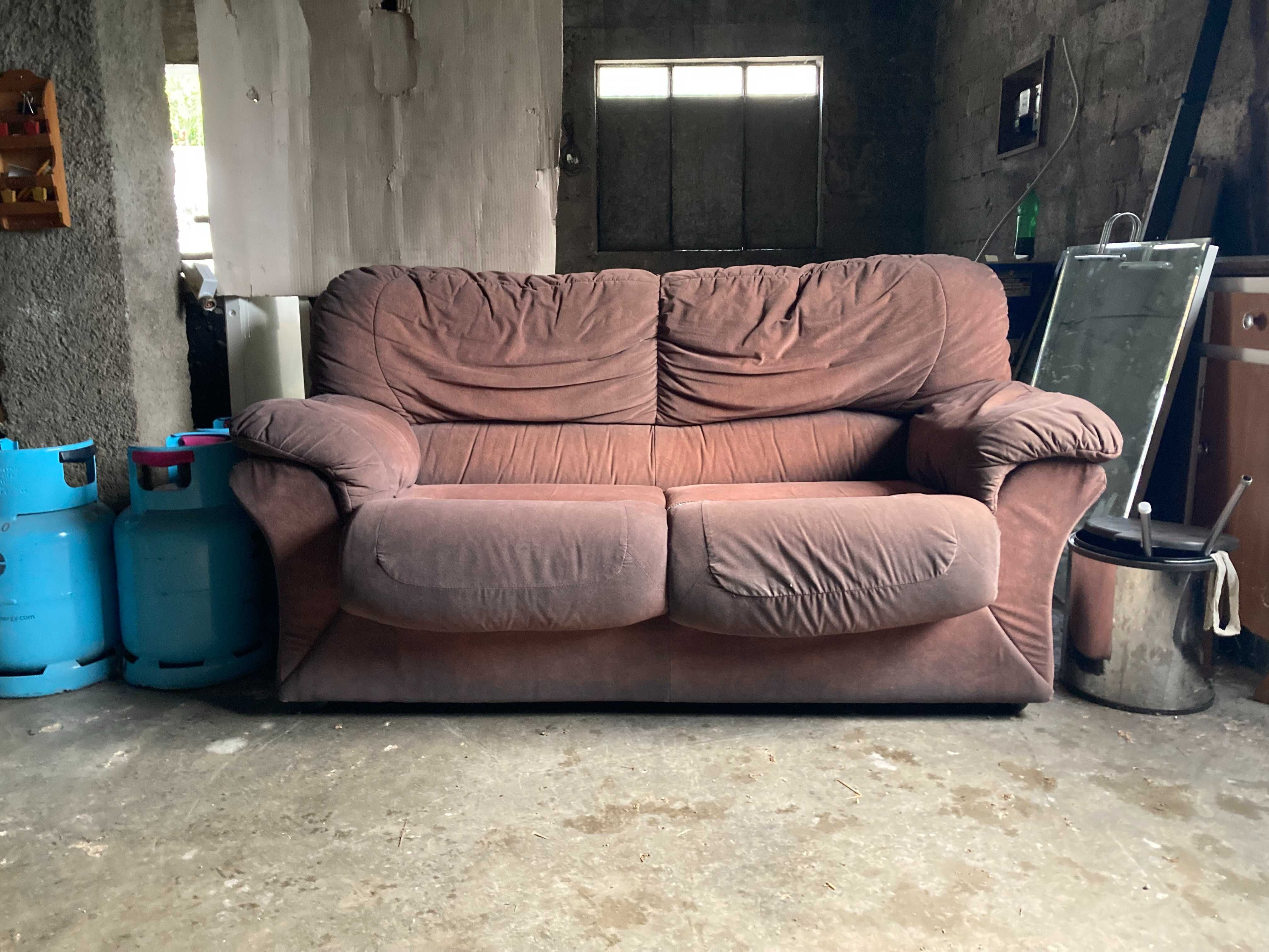 Quarto casal + mesa cabeceira + camiseiro e roupeiro